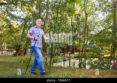 Sportliche senior, Nordic Walking in der Freizeit oder Urlaub in der Natur Stockfoto