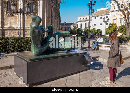 Skulptur mit dem Namen 'liegende Mutter und Kind" von Henry Moore (1898-1986), einer der großen Meister der modernen Skulptur, in der Wanderausstellung des Moore'schen Arbeit in Sevilla gezeigt. Es unter historischen Gebäuden von Sevilla liegt, als Weltkulturerbe der UNESCO. Stockfoto