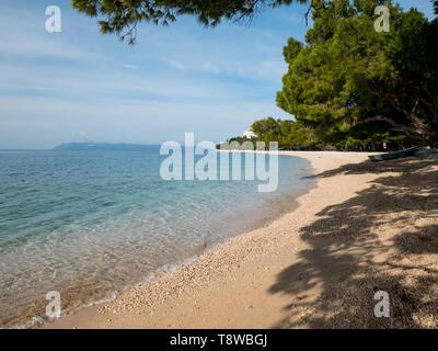 Leeren Strand und ruhigen blauen Meer in Tucepi, Kroatien Stockfoto