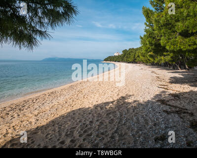 Leeren Strand Landschaft auf sonnigen Tag in Tucepi, Kroatien Stockfoto