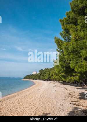 Leere malerische Kiesstrand in Tucepi, Kroatien Stockfoto