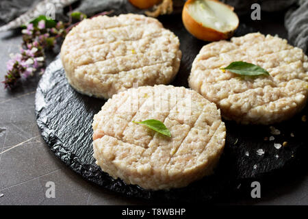 Rohe frische Schnitzel Burger aus Rindfleisch für hausgemachte Burger Kochen mit Gewürzen. Stockfoto