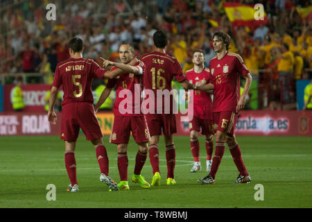 Andres Iniesta, Spieler aus Spanien, feiert nach dem Scoring für 2-0 im Testspiel gegen Bolivien im Stadion Ramon Sanchez Pizjuan am 30. Mai 2014 in Sevilla, Spanien Stockfoto