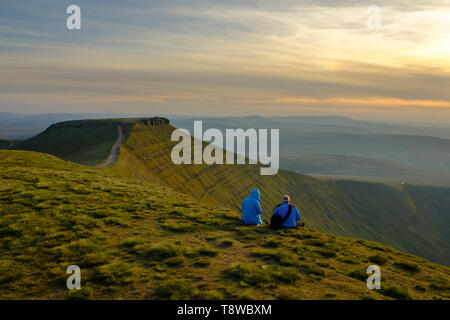 Ein paar Sat Sonnenuntergang auf Pen Y Fan Berg mit Mais Du Berg auf der linken Seite, Brecon, Powys, Wales UK gesehen. Stockfoto