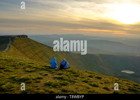 Ein paar Sat Sonnenuntergang auf Pen Y Fan Berg mit Mais Du Berg auf der linken Seite, Brecon, Powys, Wales UK gesehen. Stockfoto