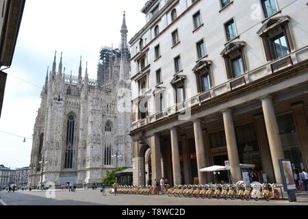 Mailand/Italien - Juni 1, 2015: Vermietung citybikes branded Expo Milano 2015 sind an der Fahrräder in der Nähe der Dom von Mailand geparkt. Stockfoto