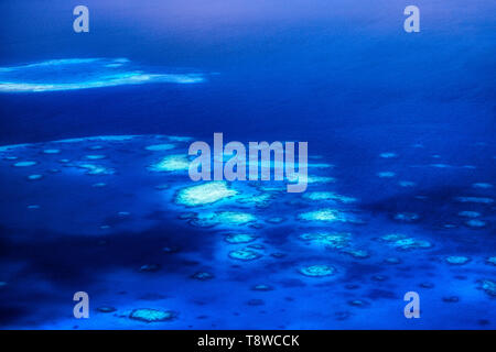 Dieses einzigartige Bild zeigt die Malediven von einer Ebene von oben fotografiert. Sehen Sie die Atolle im Meer. Stockfoto