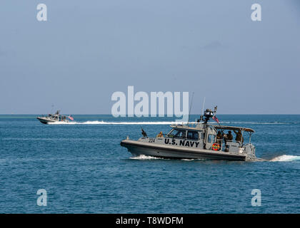 Hafen von Dschibuti Dschibuti - Personal von kombinierte Task Group 68.6, Task Force Warrior und Lager Lemonnier für Sicherheit und Ausbildung Abteilungen nehmen Sie Teil in einem Hafen im Hafen von Dschibuti, 12. Mai 2019. Camp Lemonnier ist ein operativ-fokussierte Ufer installation, USA ermöglicht, Verbündeten und Partner nation Kräfte, wo und wann sie benötigt werden Sicherheit und Stabilität in Europa, Afrika und Südwestasien zu gewährleisten. (U.S. Marine Foto von Mass Communication Specialist 1. Klasse Shannon D. Barnwell) Stockfoto