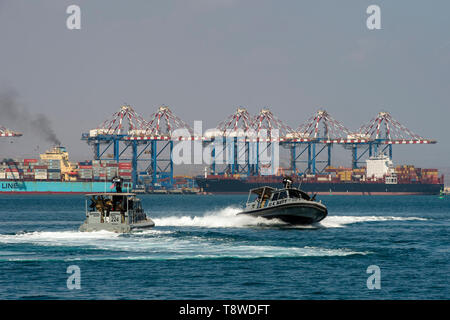 Hafen von Dschibuti Dschibuti - Personal von kombinierte Task Group 68.6, Task Force Warrior und Lager Lemonnier für Sicherheit und Ausbildung Abteilungen nehmen Sie Teil in einem Hafen im Hafen von Dschibuti, 12. Mai 2019. Camp Lemonnier ist ein operativ-fokussierte Ufer installation, USA ermöglicht, Verbündeten und Partner nation Kräfte, wo und wann sie benötigt werden Sicherheit und Stabilität in Europa, Afrika und Südwestasien zu gewährleisten. (U.S. Marine Foto von Mass Communication Specialist 1. Klasse Shannon D. Barnwell) Stockfoto