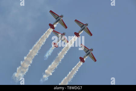 Team Aeroshell führt während der keesler und Biloxi Air Show in Biloxi, Mississippi, 5. Mai 2019. Die US Air Force Thunderbirds sind Dachverkleidung der Keesler und Biloxi Air Show kann 4-5. Donner über den Sound ist ein einzigartiges, ein-von-ein-freundliche Veranstaltung, bei der eine Basis und die umliegende Stadt gemeinsam ein Air Show geografisch voneinander getrennt. (U.S. Air Force Foto von Airman Seth Haddix) Stockfoto