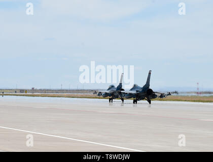 Zwei F-16 Fighting Falcons zugeordnet 149 der Air National Guard Fighter Wing während Coronet Bronco, Mai 2, 2019, in Mountain Home Air Force Base, Idaho. Die jährliche Veranstaltung setzt die Mitglieder der 149 FW der Air National Guard, an Joint Base San Antonio-Lackland, Texas, mit Hauptsitz in eine andere Umgebung, um sie mit der Erfüllung der Mission Ziele in einer ungewohnten Lage vertraut zu machen. Stockfoto