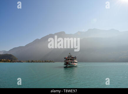 Brienz, Schweiz - 21.Oktober 2018. Touristische Fähre auf dem See in Brienz, Schweiz. Die türkisblauen Brienzersee liegt inmitten der spektakulären Berg s eingestellt Stockfoto