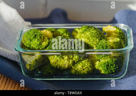 Broccoli in einem Glas wiederverwendbare Behälter. Keine Kunststoff-Konzept Stockfoto