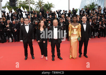 Mai 14, 2019 - Cannes, Frankreich - Cannes, Frankreich - 14. Mai: (L-R) Jury Mitglied Nicolas Naegelen, Jury Mitglied Sandrine Marques, Präsident der Camera d'Or jury Rithy Panh, Jury-mitglied Benoit Delhomme und Jurymitglied Alice Diop nehmen an der Eröffnungszeremonie und Screening von'' die Toten sterben Nicht'' während des 72. jährlichen Filmfestspiele von Cannes am 14. Mai 2019 in Cannes, Frankreich. (Bild: © Friedrich InjimbertZUMA Draht) Stockfoto