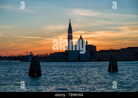 Die Kirche von San Giorgio di Maggiore, über den Canal Grande gesehen, Canal Grande, bei Sonnenaufgang Stockfoto