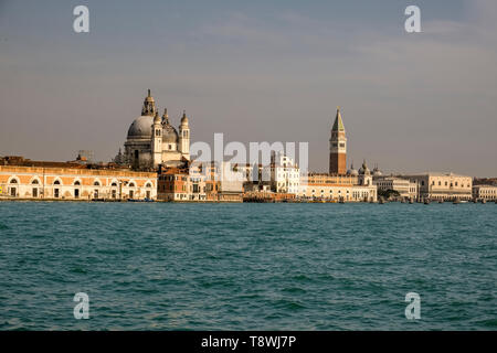 Basilika der heiligen Maria von Gesundheit, die Basilika Santa Maria della Salute und St Mark's Campanile, Campanile di San Marco, über den Canal Grande gesehen, Stockfoto