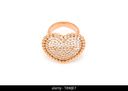 Diamond Ring auf weißem Hintergrund. Ring mit Diamanten in Form des Herzens. Luxus Schmuck, gelb gold. Stockfoto