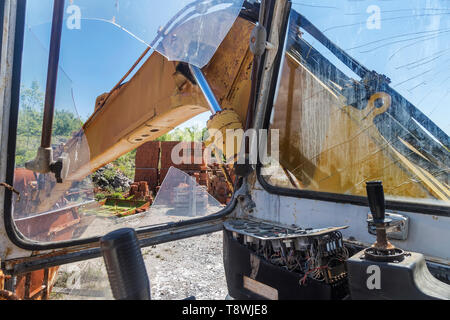 Alte gelbe geknackt Kabine der abgebrochenen Bagger Stockfoto