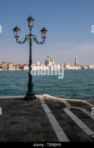 Kunstvoll geschwungenen arm Laterne an den Gehweg entlang des Canal Grande, Canal Grande, die Basilika der heiligen Maria von Gesundheit, die Basilika Santa Maria della Salute ich Stockfoto