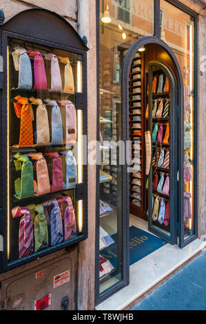 Rom, Italien, 4. SEPTEMBER 2010: Bunte Krawatten werden auf dem Display am Eingang von der Men's Fashion Store Marcello in der Via Condotti in Rom am s Stockfoto