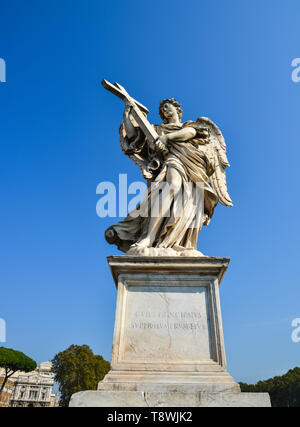 Rom, Italien, 14.Oktober 2018. Engel Statue entlang Sant Angelo Brücke. Ponte Sant Angelo ist eine römische Brücke in Rom, in 134 AD abgeschlossen. Stockfoto