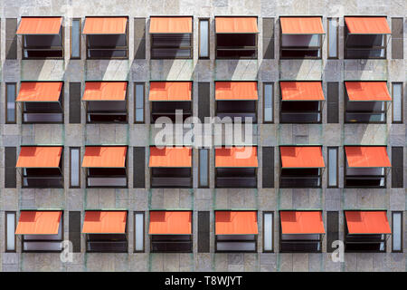 Roten Markisen auf einem Gebäude Stockfoto
