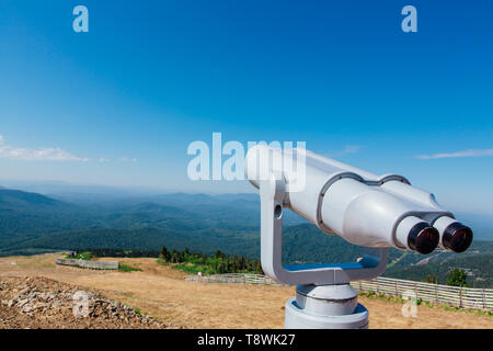 Münzautomaten elektronik Ferngläser für Touristen auf einem Berg Sommer Landschaft Stockfoto