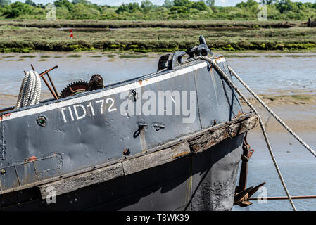 Alte Dampf Schlepper auf dem Fluss Blackwater in Maldon, Essex, UK bei Ebbe. TID 172 mit Ankern und Festmachen Seile. Bug details Stockfoto