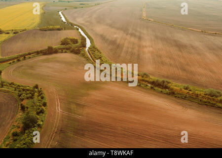 Luftaufnahme des bebauten ebene Landschaft mit bewässerungskanal durch Felder und Wiesen Stockfoto