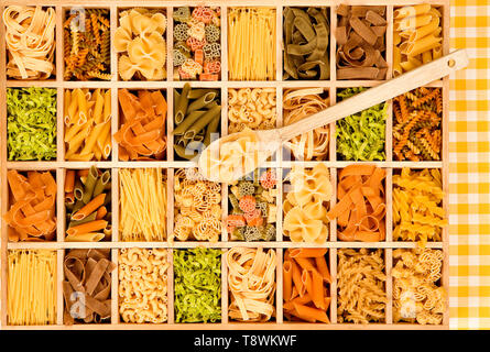 Colofrul pasta variaton von oben. Pappardelle, Spaghetti, Makkaroni, tagliatelle Nudeln flach. Stockfoto