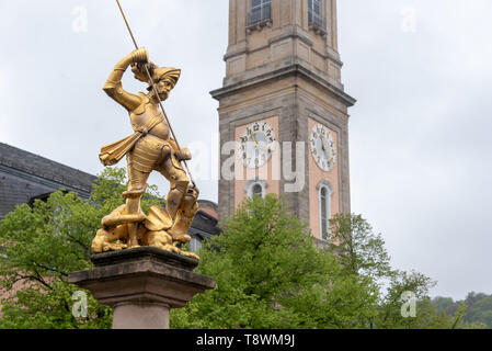 Eisenach, Deutschland - Mai 11, 2019: Blick auf die St. George's Kirche und George Brunnen in Eisenach, Deutschland. Stockfoto