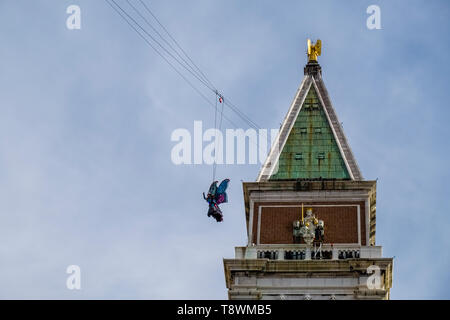 Eine als Engel kostümiert Frau schwebt vom St Mark's Campanile, Campanile di San Marco bei der Eröffnung der Venezianischen Karneval Stockfoto