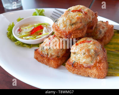 Gebratenes Brot mit Schweinehack ausbreiten, Thai Food. Stockfoto