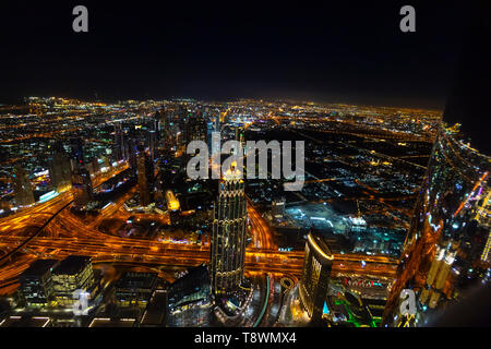Blick vom Burj Khalifa Tower bei Nacht Dubai. Stockfoto