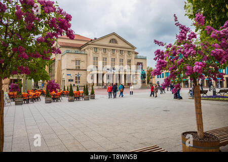 WEIMAR, Deutschland - ca. April 2019: Goethe-Schiller-Denkmal vor dem Deutschen Nationaltheater und der Staatskapelle Weimar in Thüringen, Germa Stockfoto