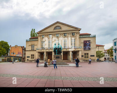 WEIMAR, Deutschland - ca. April 2019: Goethe-Schiller-Denkmal vor dem Deutschen Nationaltheater und der Staatskapelle Weimar in Thüringen, Germa Stockfoto