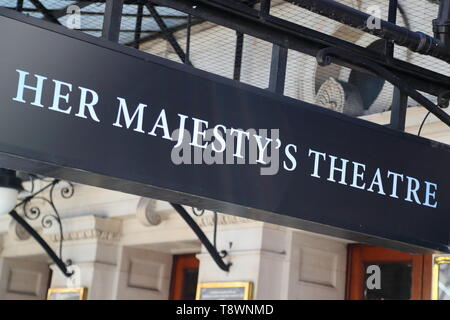 Schild am Theater Ihrer Majestät in London, Großbritannien Stockfoto