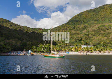 St Lucia entlang der Südwestküste, Jalousie Plantation ist zwischen der dramatischen Twin Peaks der Pitons gelegen, eine der schönsten Wahrzeichen. Stockfoto