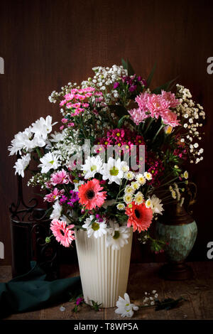Blumen in einer Vase im Stil der Holländischen Meister Stockfoto