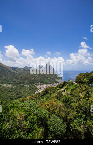 Anzeigen von Soufriere, St. Lucia, mit der herrlichen Pitons Stockfoto