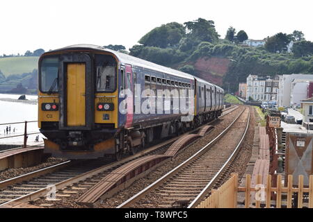 First Great Western Klasse 153 zieht von Dawlish Station Stockfoto