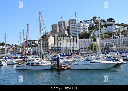 Boote in der Nähe der Küste von Devon. Stockfoto