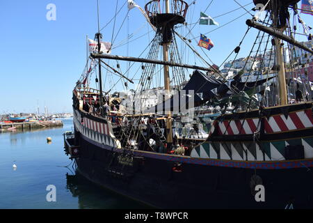 Erbe Schiff vor Anker in der Nähe der Ufer von Torquay, Devon. Stockfoto