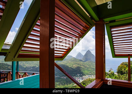 Blick vom Leuchtturm Restaurant mit Blick auf den Soufriere, St. Lucia Stockfoto