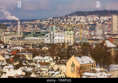 Die Stadt Zürich in der Schweiz als vom Turm der Grossmünster cathedral im Winter gesehen Stockfoto
