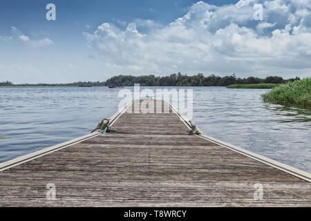 Panoramica des Rio, Zaire bei Soyo mit Ponton für Boote. Angola. Stockfoto