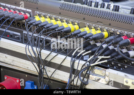 Viele Kabel im Audio Mixer im Lieferumfang enthalten Stockfoto