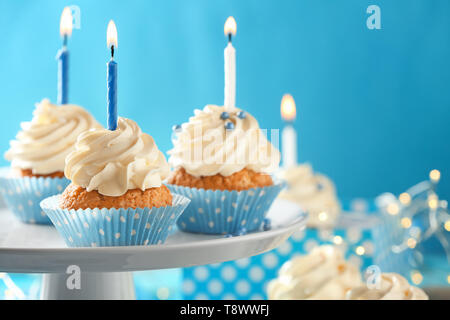 Lecker geburtstag Cupcakes mit brennenden Kerzen auf dem Stand Stockfoto