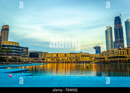 Dubai, VAE - November 28, 2018: Downtown Dubai. In der Nähe von Singenden Brunnen. Stockfoto