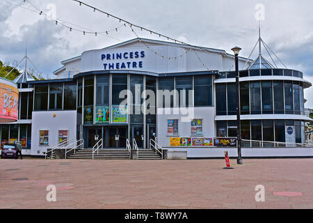 Die vordere Elevation und Eingang zum Princess Theatre auf der Uferpromenade am Torquay, an der Englischen Riviera. Stockfoto